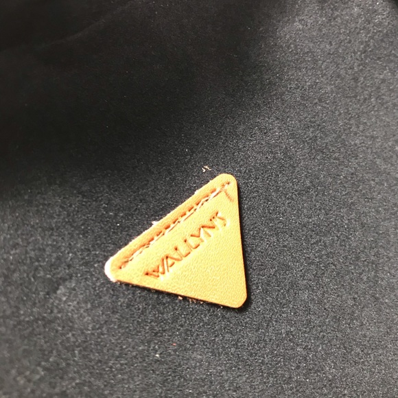 Wallyns Gold Diamond Shaped Purse
Shoulder Bag - Picture 8 of 9